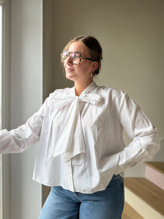 Chemisier blanc à noeud lavallière