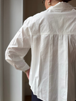 Chemise courte en coton plissée dans le dos