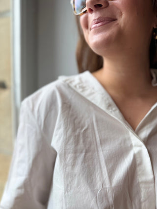 Chemise courte en coton plissée dans le dos