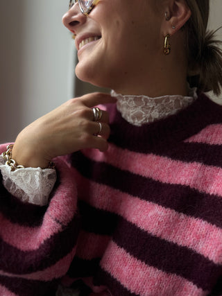 Pull en maille rayé rose et bordeaux avec top en dentelle blanc