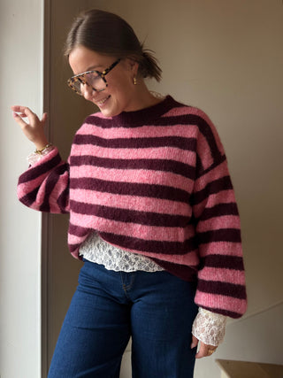 Pull en maille rayé rose et bordeaux avec top en dentelle blanc