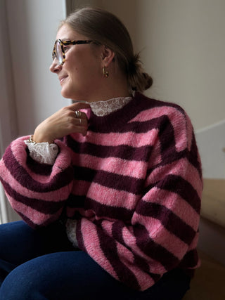 Pull en maille rayé rose et bordeaux avec top en dentelle blanc