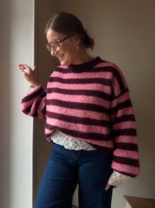 Pull en maille rayé rose et bordeaux avec top en dentelle blanc