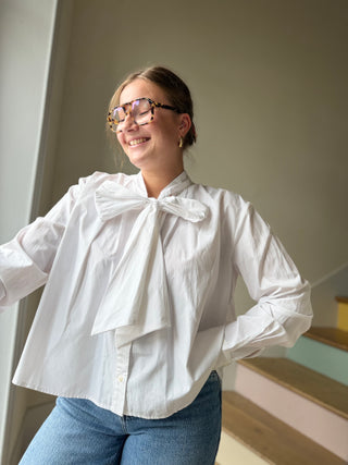 Chemisier blanc à noeud lavallière