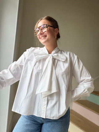 Chemisier blanc à noeud lavallière