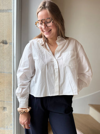 Chemise courte en coton plissée dans le dos
