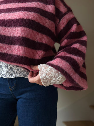 Pull en maille rayé rose et bordeaux avec top en dentelle blanc