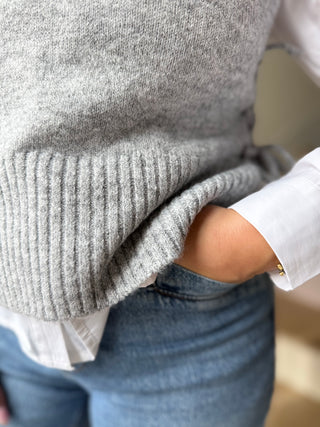 Pull col roulé sans manches gris