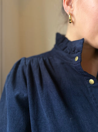 Chemise en velours côtelé bleue marine avec col victorien