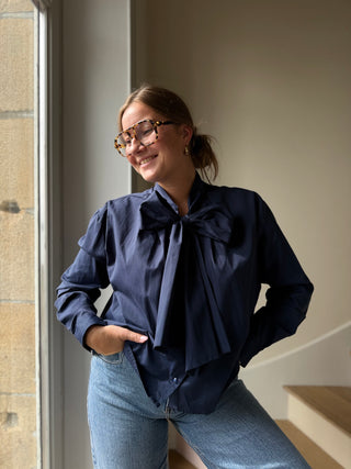 Chemisier marine à noeud lavallière