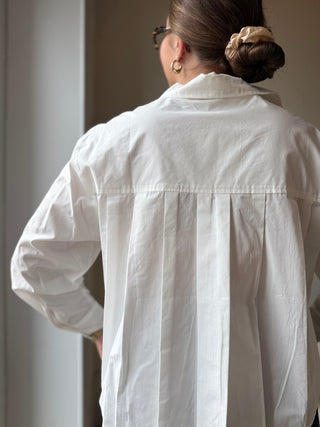 Chemise courte en coton plissée dans le dos
