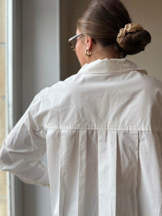 Chemise courte en coton plissée dans le dos