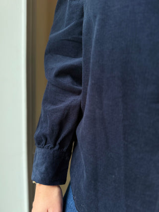 Chemise en velours côtelé bleue marine avec col victorien