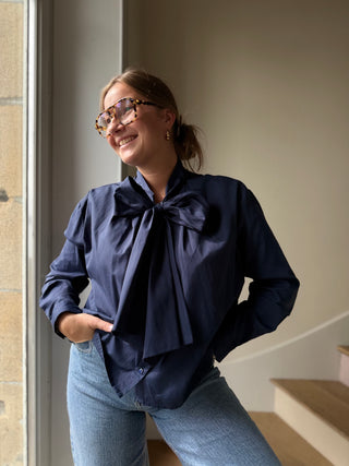 Chemisier marine à noeud lavallière